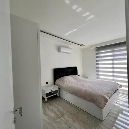 Two Bedroom Near The Sea אלאניה